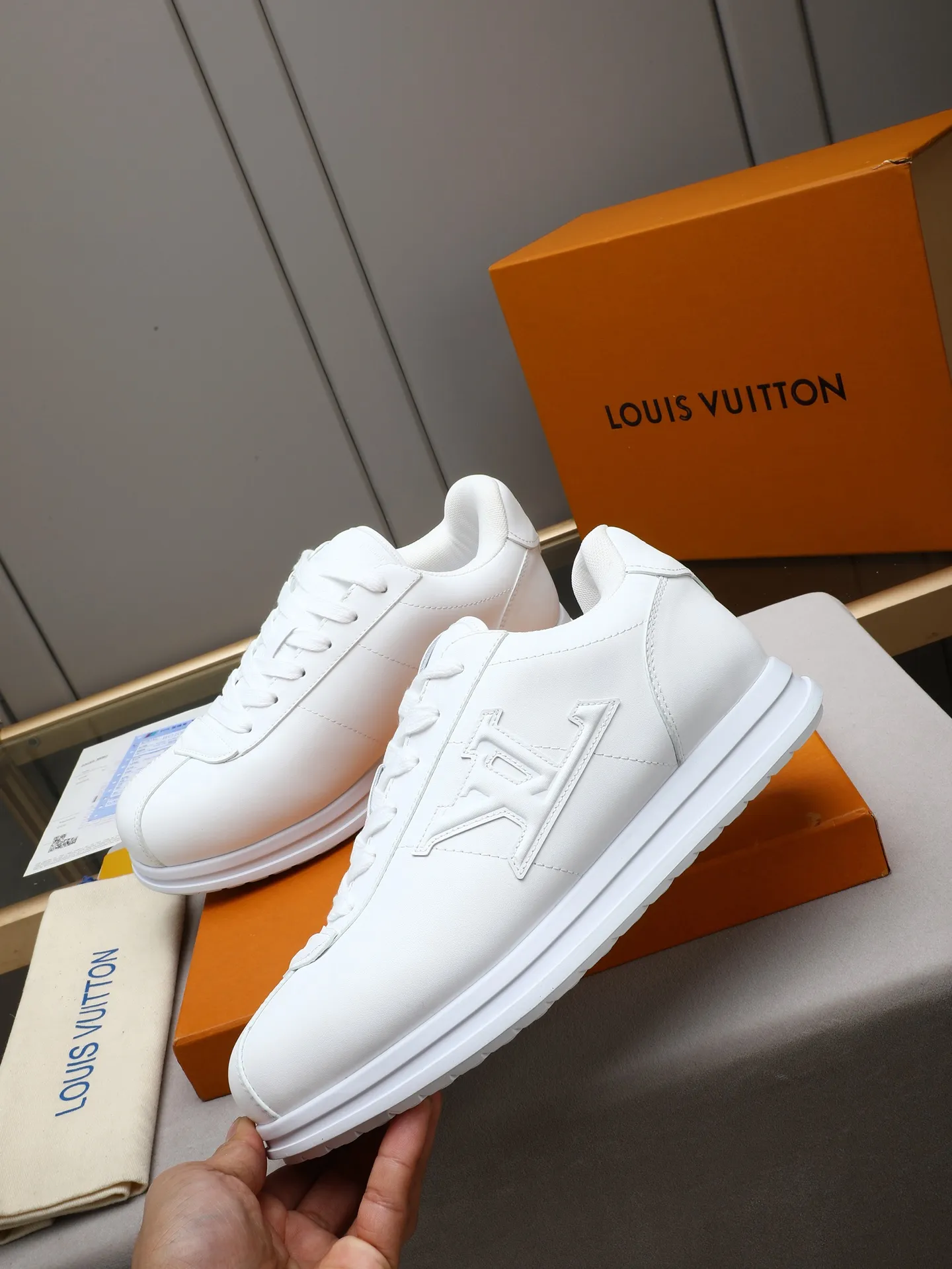 PP560 LV Louis Vuitton L Jialu Brand Runner Tatic Series Thick-soled Casual Sports Shoes Running Shoes Original purchase, development and production This LV Runner Tatic sports shoe combines technical materials such as mesh fabric and ribbons to interpret the inspiration of traditional mountaineering shoes. LV letters are written on one side, the lariat buckle of the quick lacing system is embellished with Monogram flowers and Louis Vuitton logos, and the light and wear-resistant rubber outsole completes the whole. ▪️Fabric: Original imported cowhide + mesh ▪️Inner lining: Original customized breathable mesh ▪️Sole: Original open-molded anti-slip rubber combination material ▪️Size: Men's 38-44 (customized for 45 and 46)